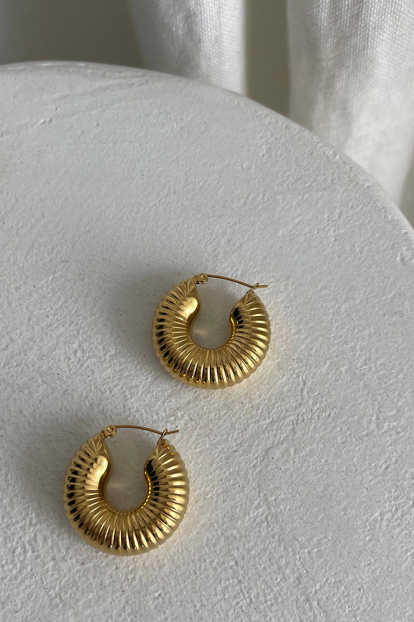 Gouden Tammi creolen met dikke ribbels - Bellanza