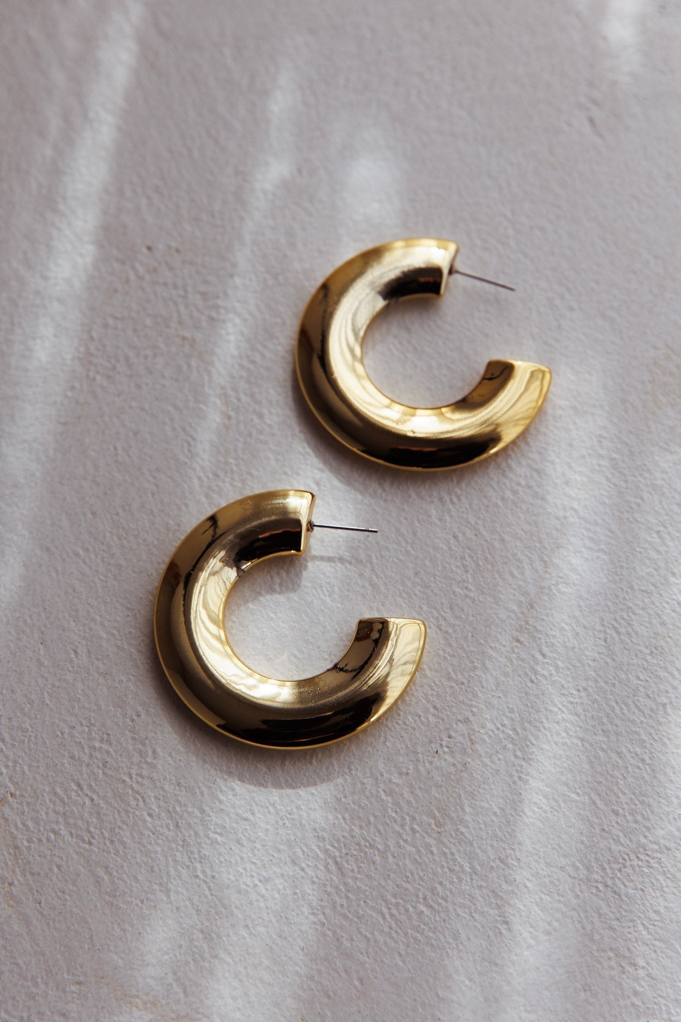 Hailie Chunky Oorbellen in Goud - Bellanza
