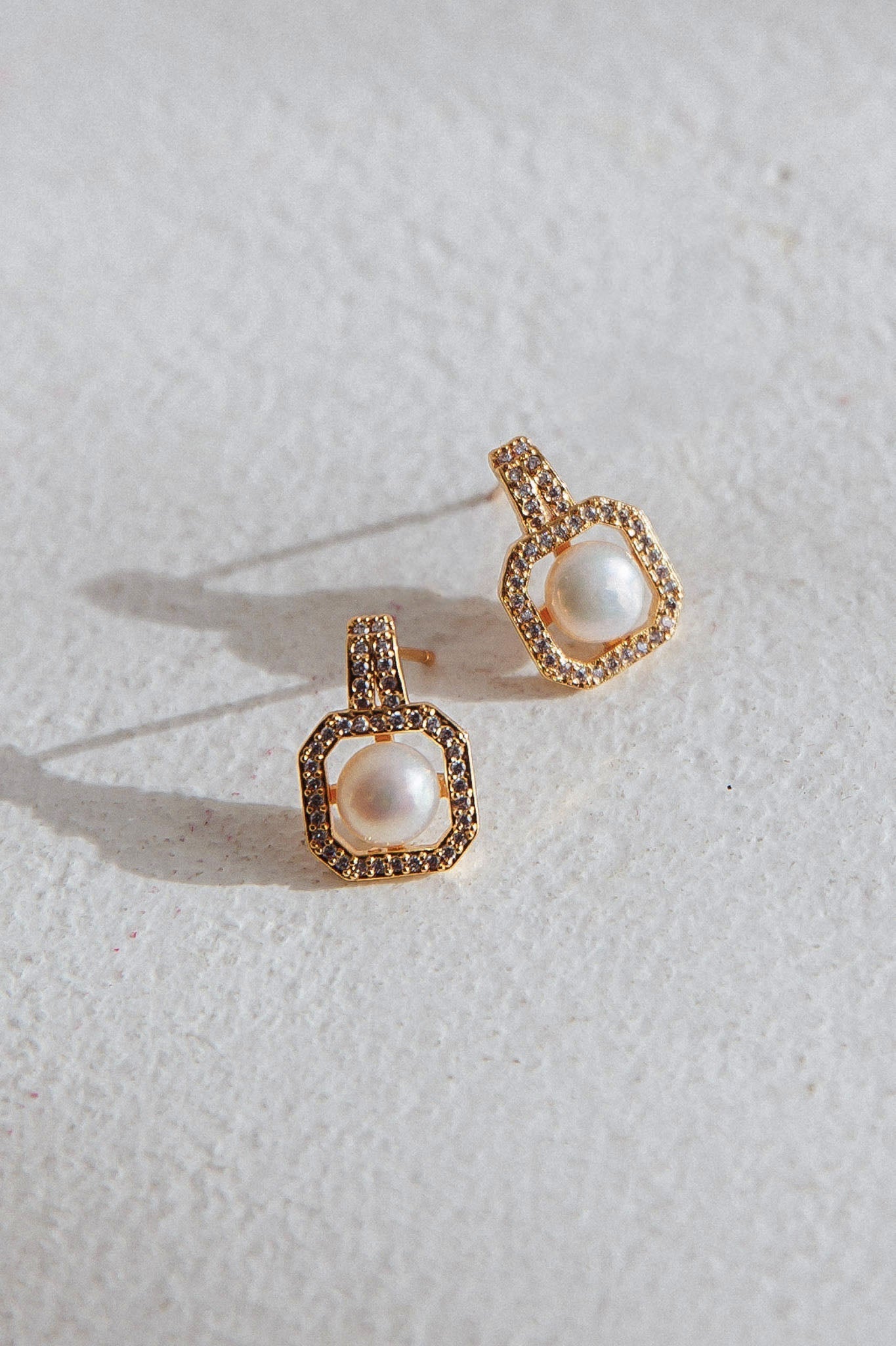 Hangende oorbellen van cubic zirconia en zoetwaterparels goud - Bellanza