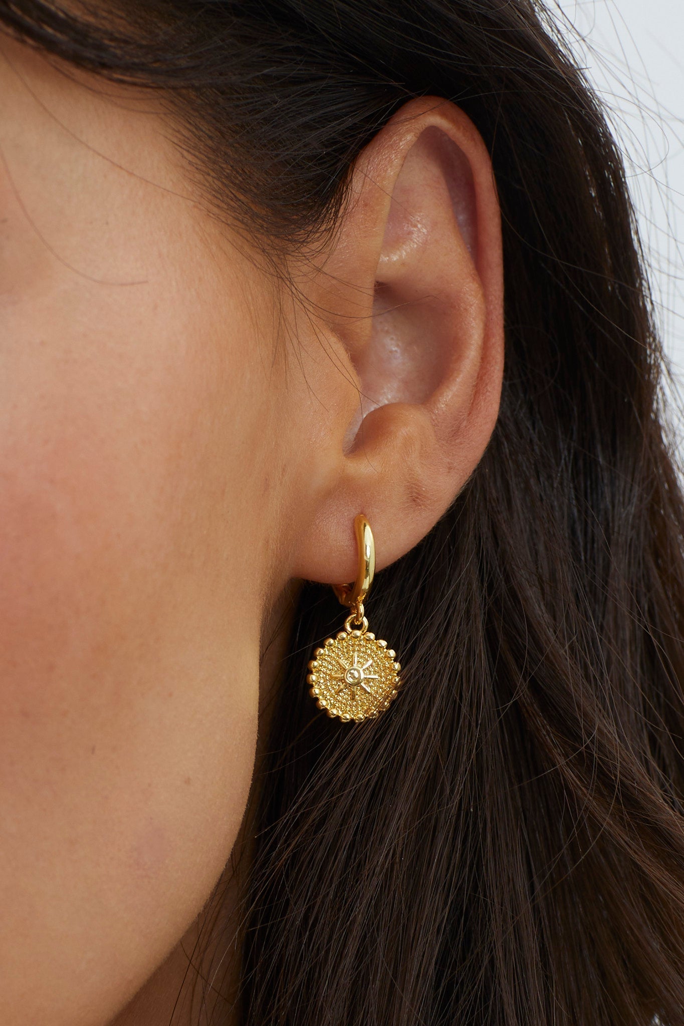 Hangers met oorbellen Ezra in goud - Bellanza