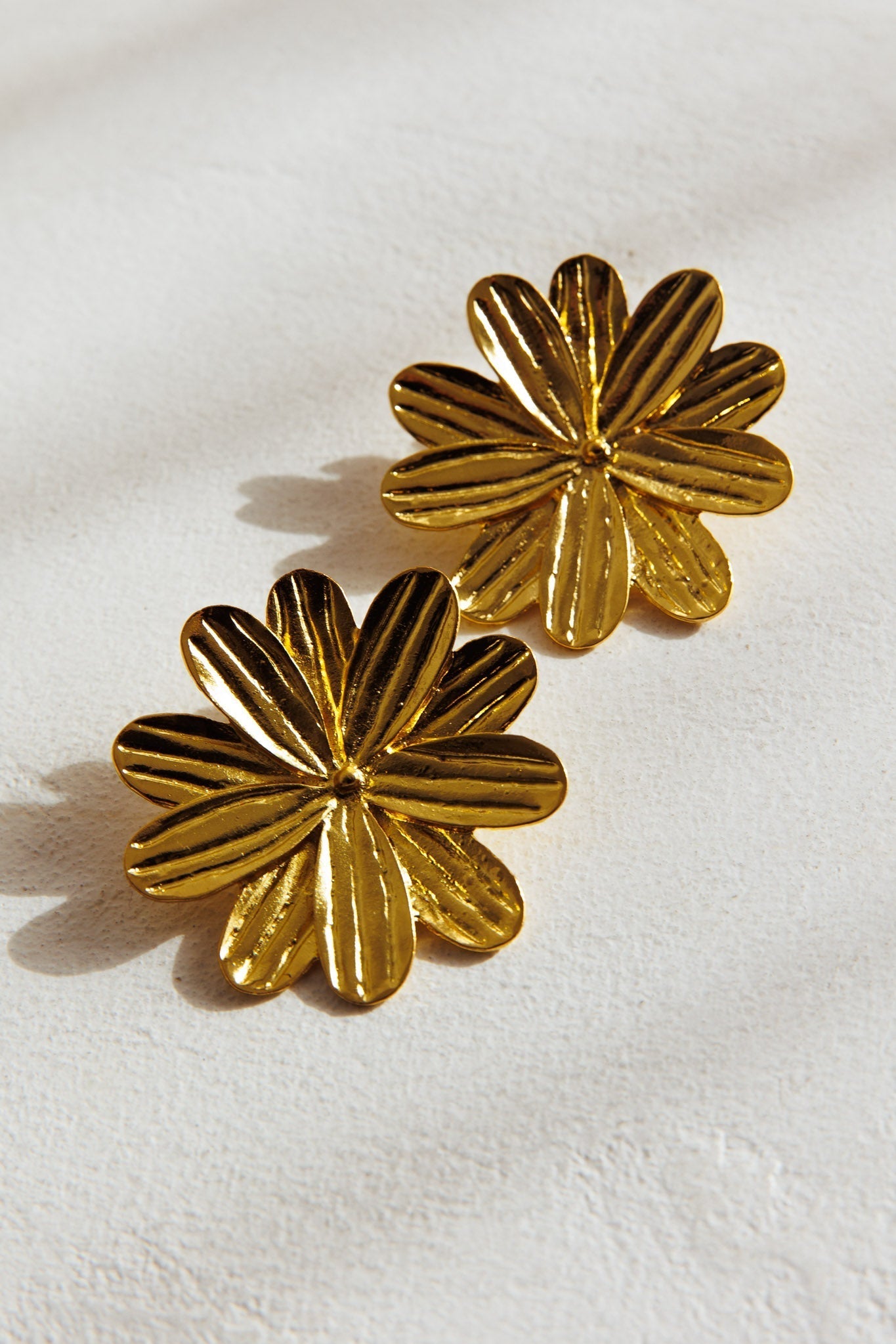 Lucid Drop Flower Gold Oorbellen - Bellanza