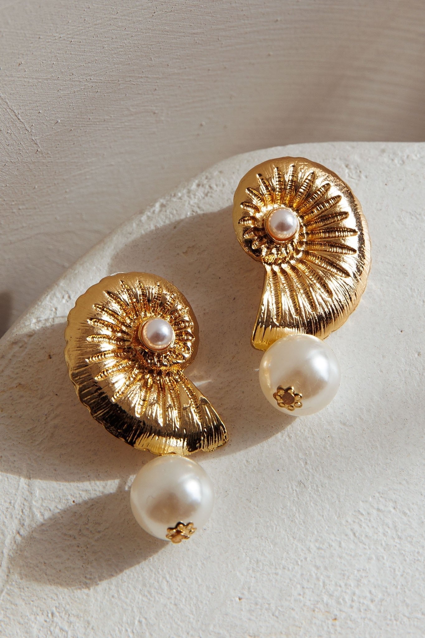 Memoir oorbellen van schelpen en gouden parels - Bellanza