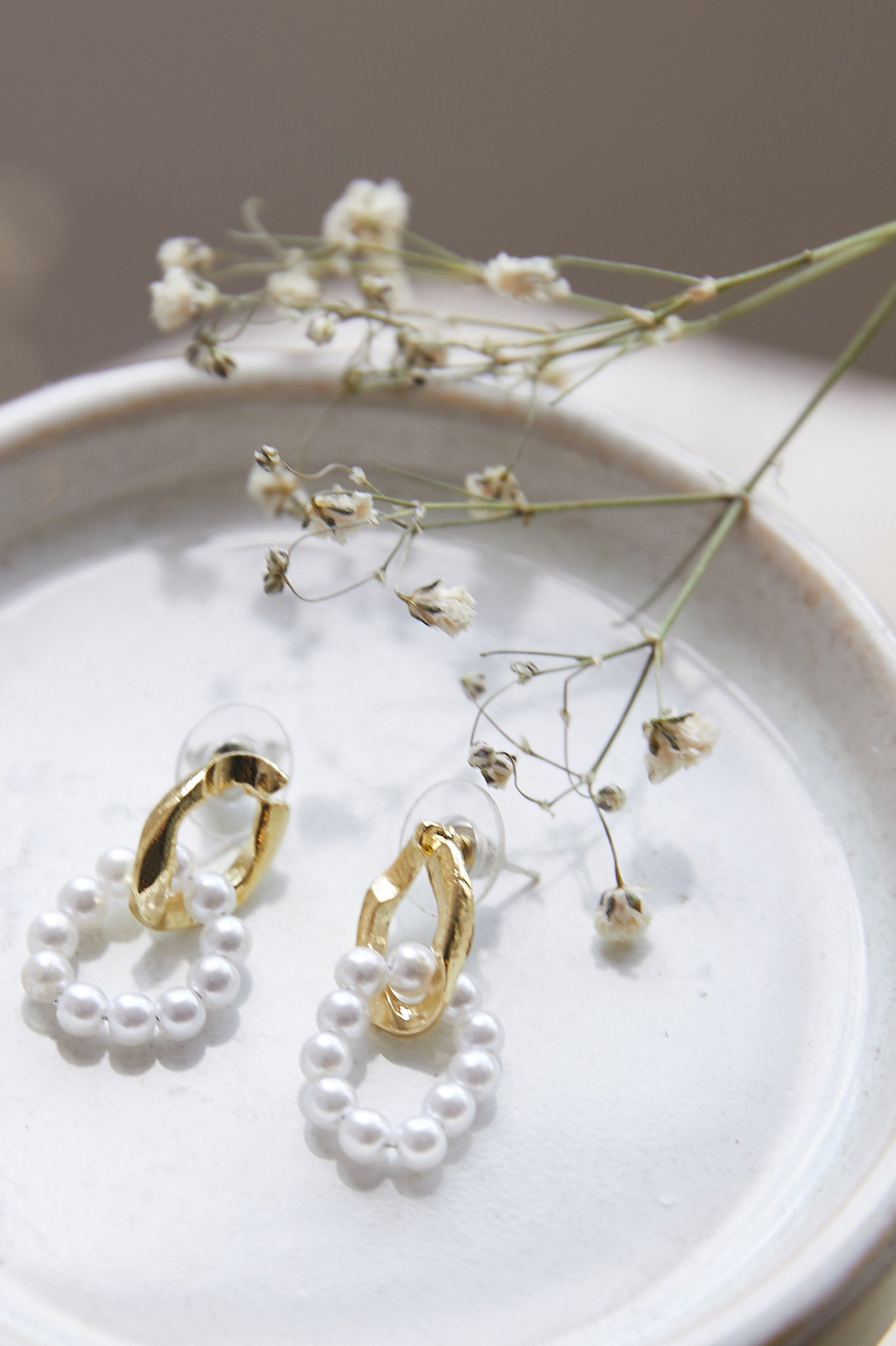 Oorbellen Charlotte Pearl Loop Goud - Bellanza