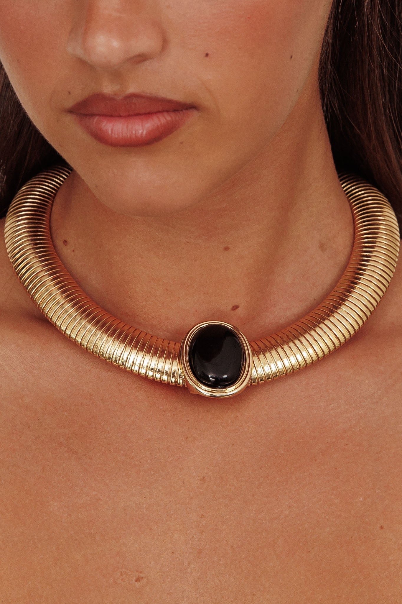 Ovale Cleopatra Hanger Kraag Goud Zwart - Bellanza