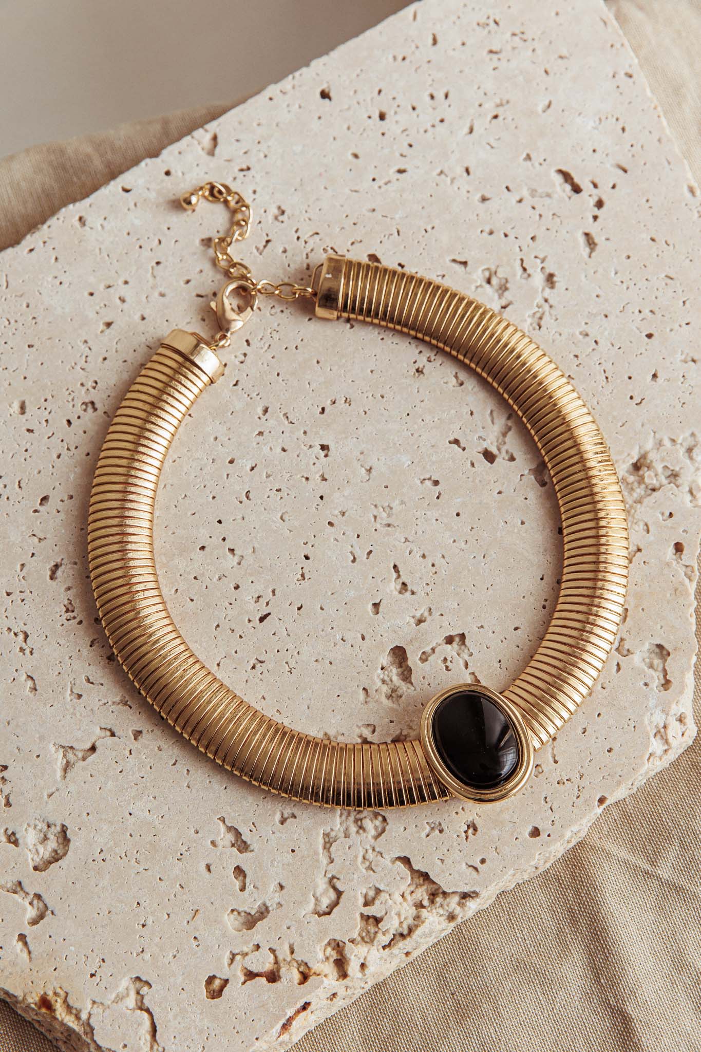 Ovale Cleopatra Hanger Kraag Goud Zwart - Bellanza