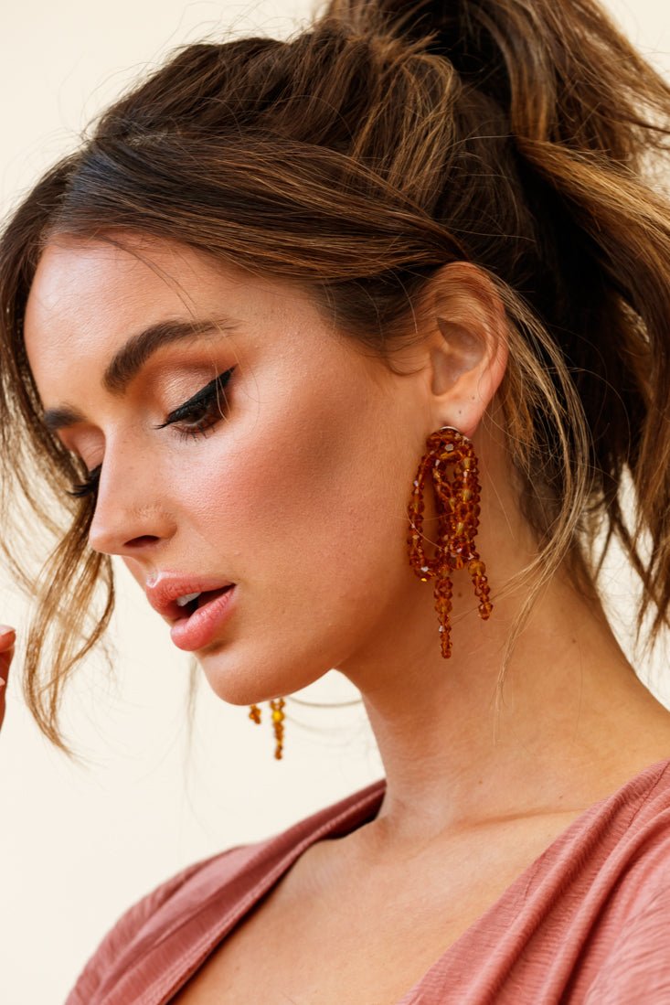 Perlende knoop oorbellen Flora Tan - Bellanza