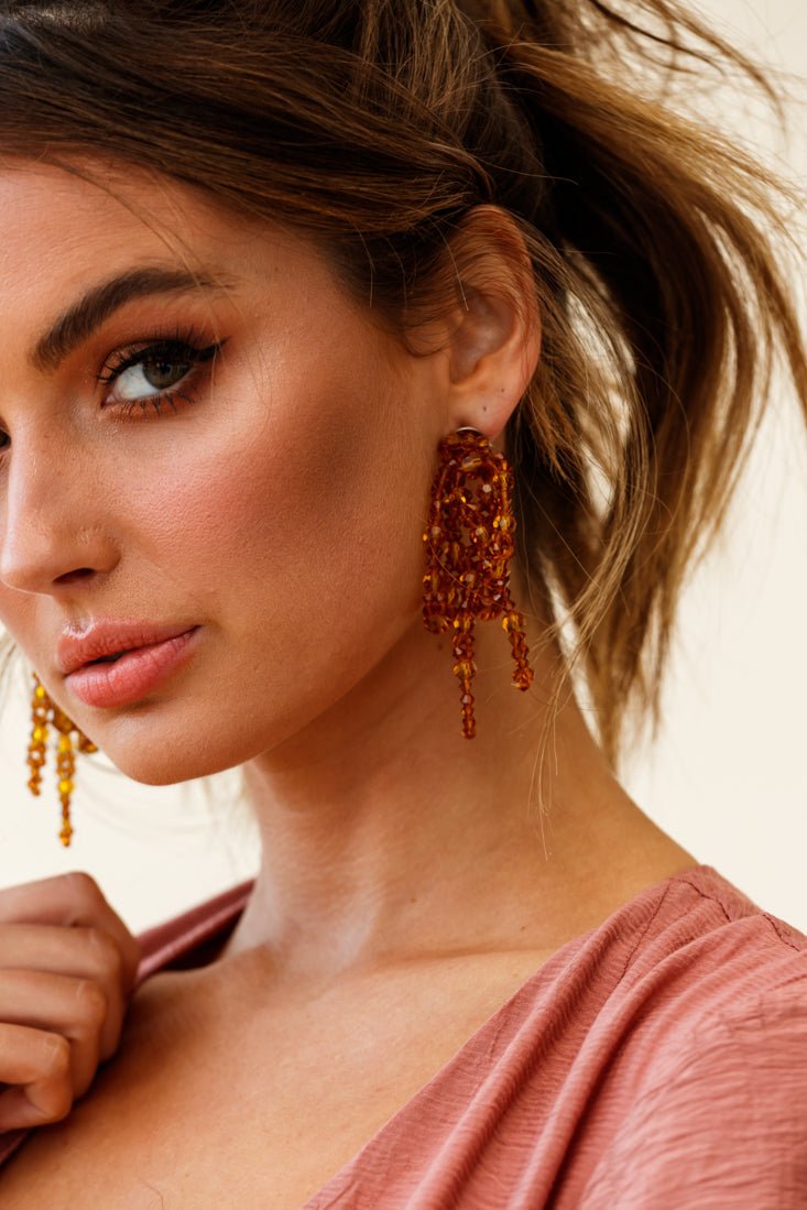 Perlende knoop oorbellen Flora Tan - Bellanza