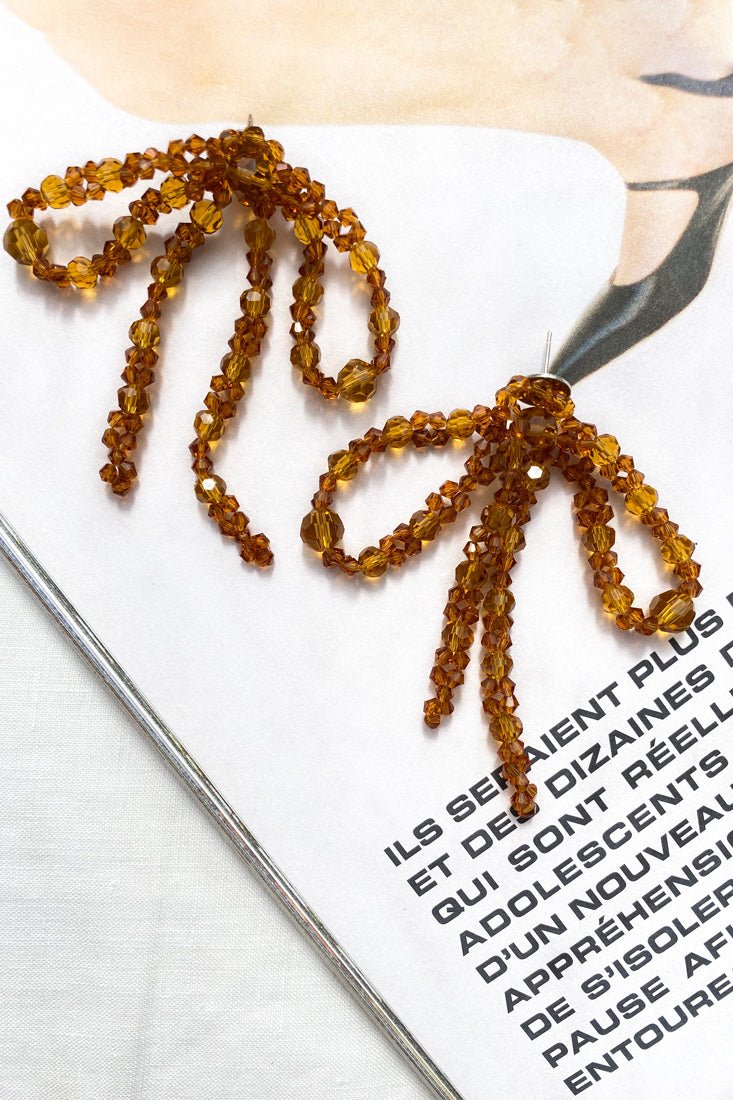 Perlende knoop oorbellen Flora Tan - Bellanza