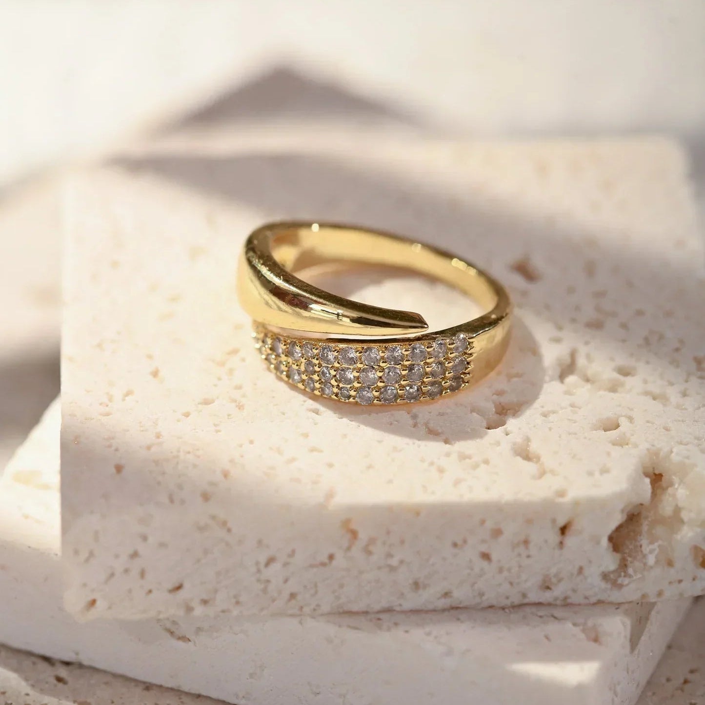Elegante ring met schitterende steentjes (1+1 Gratis)