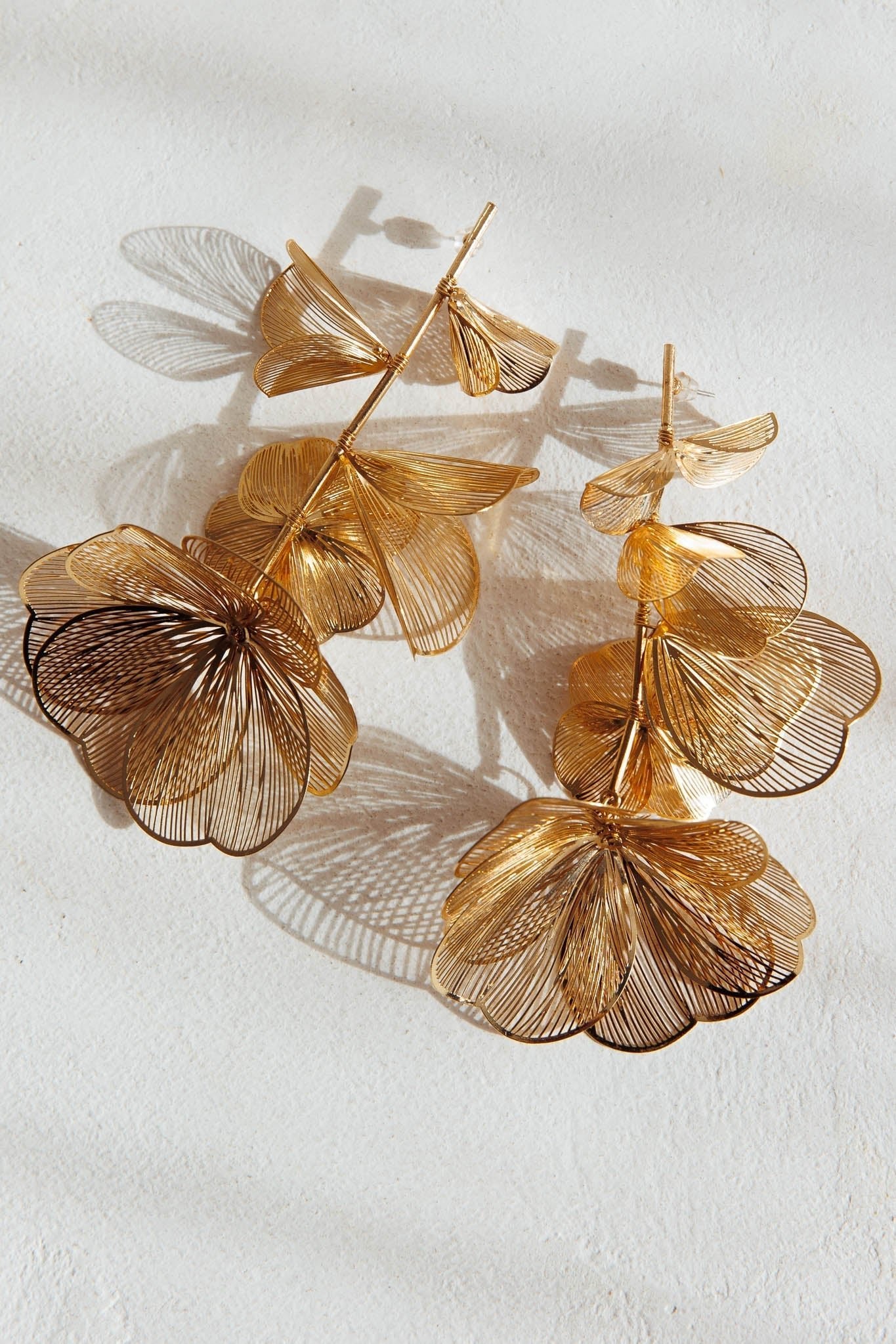 Ruminate Drop Floral Oorbellen in Goud - Bellanza