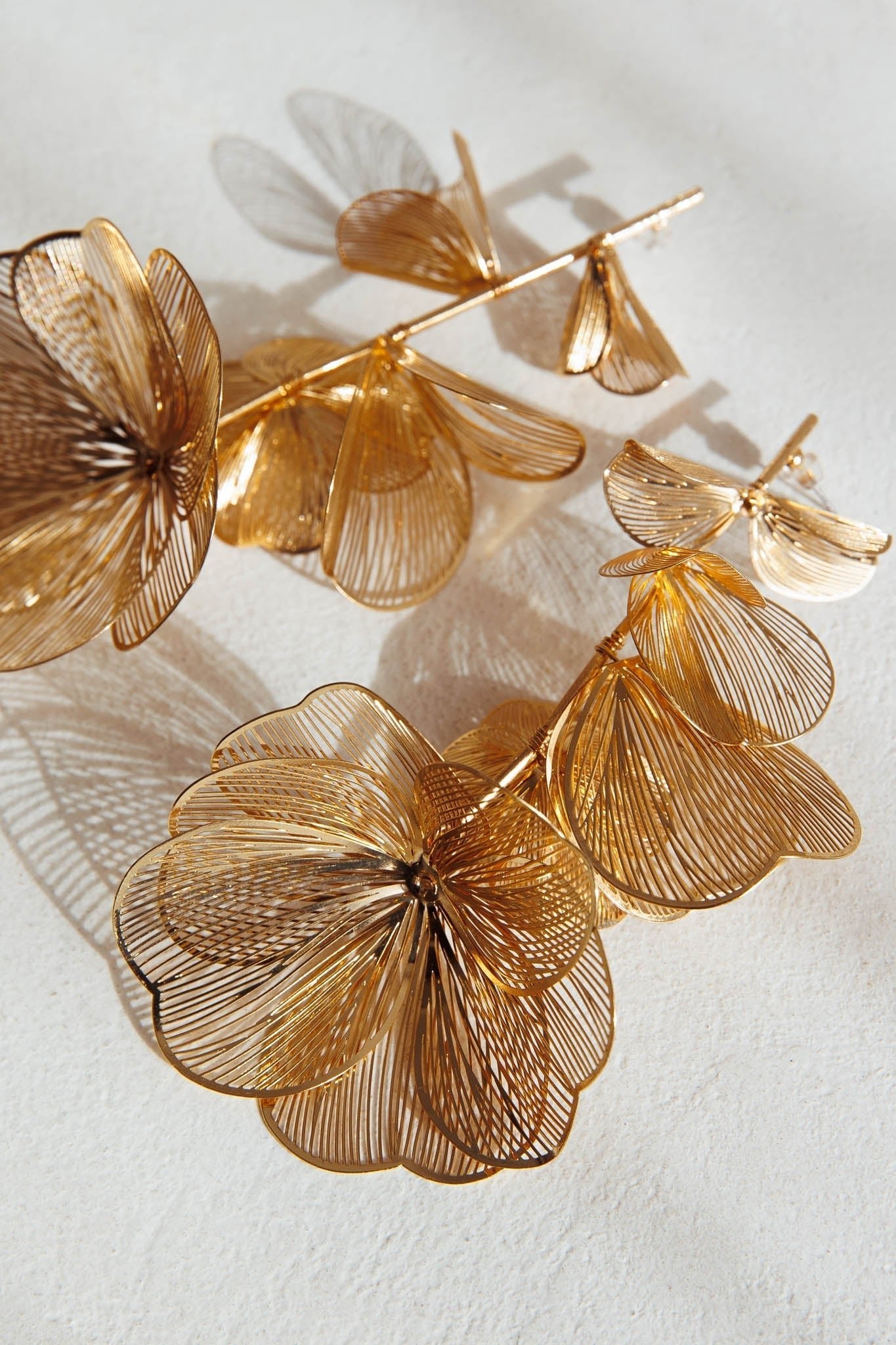 Ruminate Drop Floral Oorbellen in Goud - Bellanza