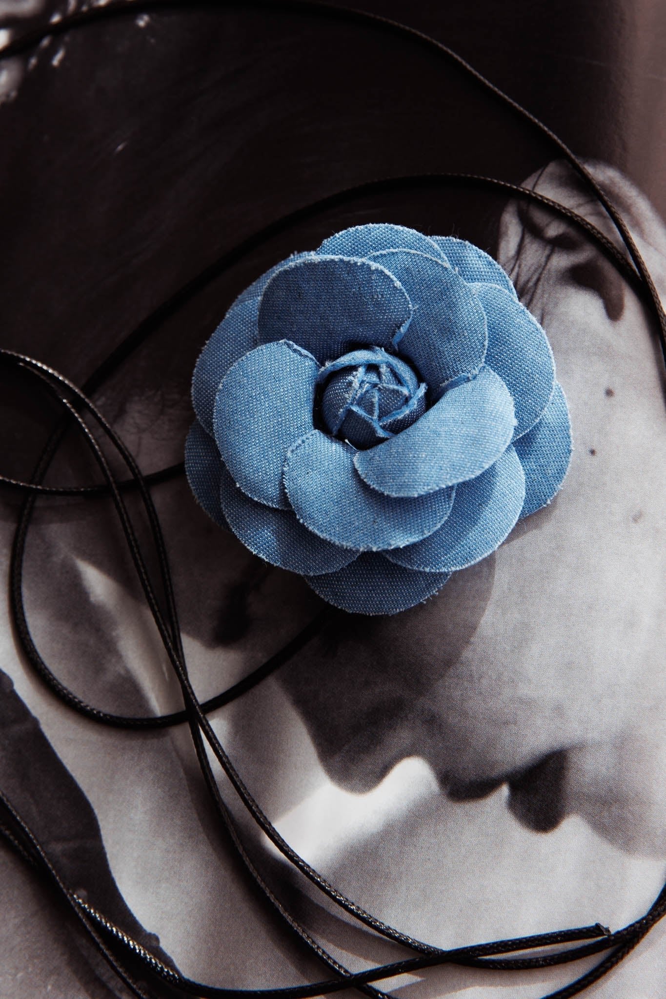Tiana denim choker met bloem - Bellanza